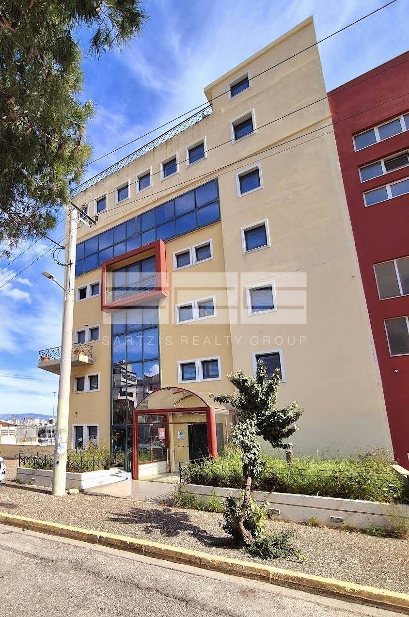 (For Rent) Commercial Commercial Property || Piraias/Perama - 825 Sq.m, 8.250€ 